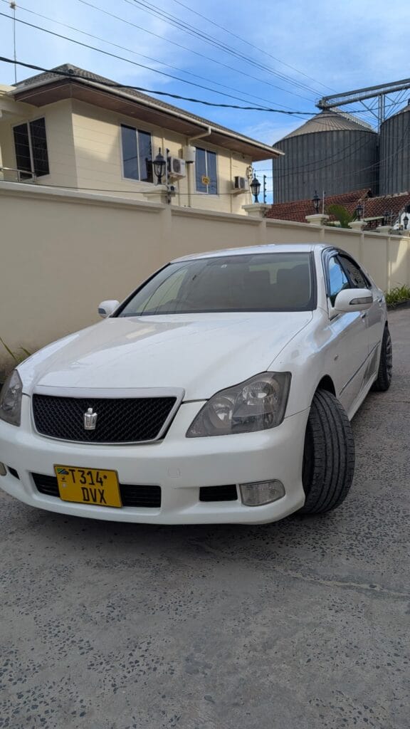 Magari Crown 2007 lipo Dar es Salaam