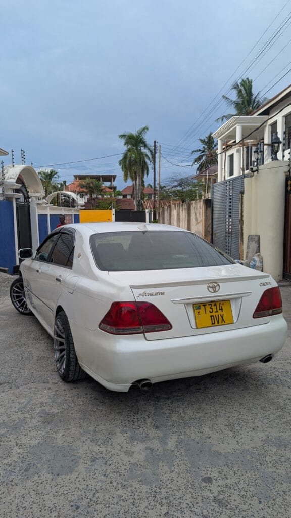 Magari Sokoni Toyota Crown ya Bei Poa 2007