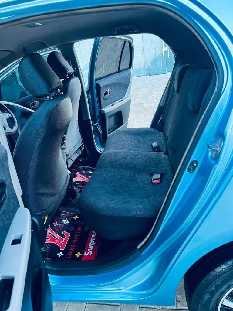Toyota Vitz bei poa sokoni Dar es salaam Tanzania