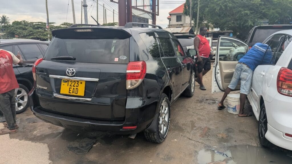 Magari Sokoni Toyota Vanguard ya Bei Poa 2012