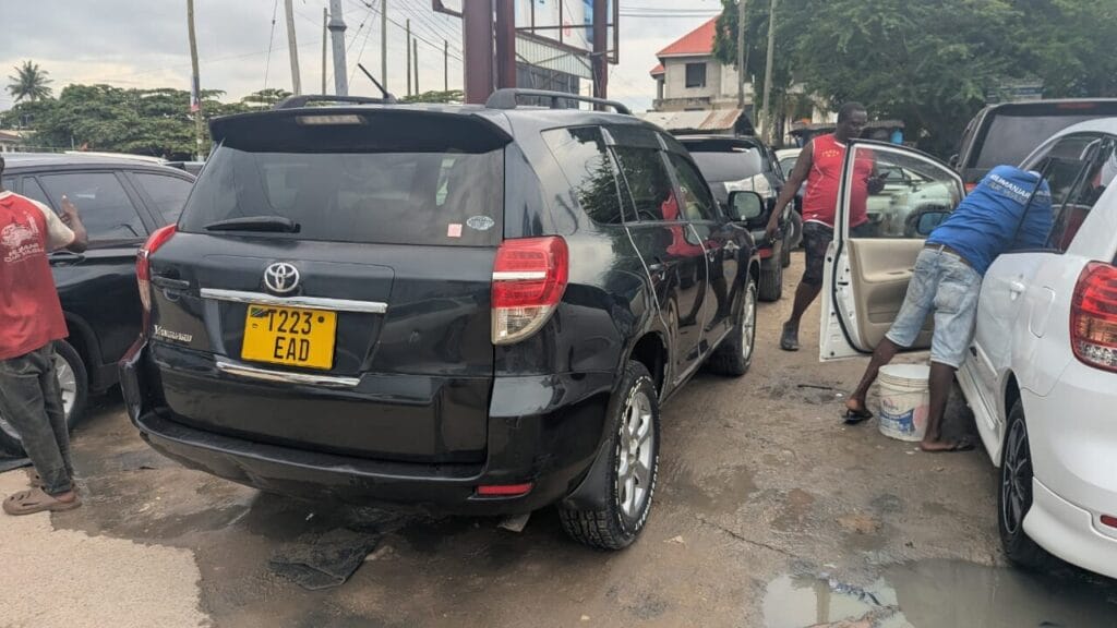 Toyota Vanguard bei poa sokoni Dar es salaam Tanzania