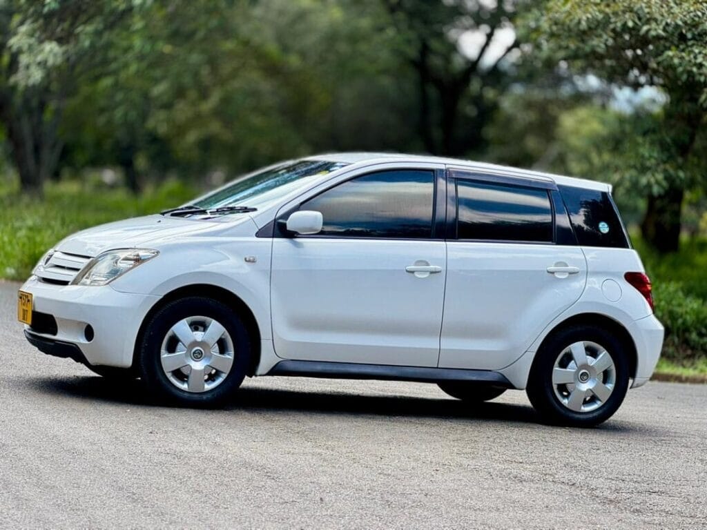 Magari Sokoni Toyota IST ya Bei Poa 2004