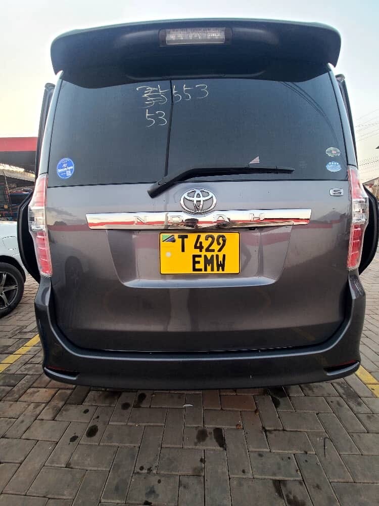 Magari Sokoni Toyota Noah ya Bei Poa 2013