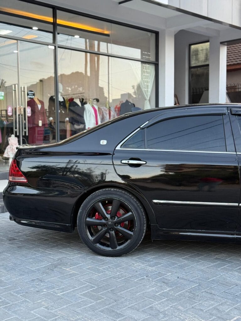 Magari Crown 2004 lipo Dar es salaam