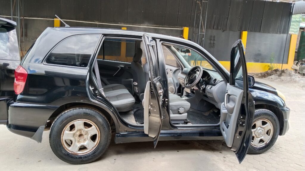Toyota Rav4 bei poa sokoni Dar es Salaam Tanzania
