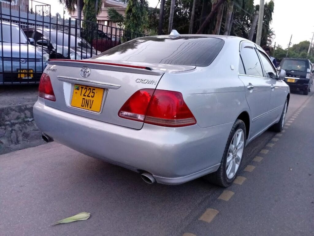 Magari Sokoni Toyota Crown ya Bei Poa 2006