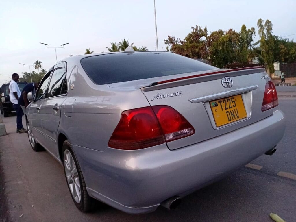 Magari Sokoni Toyota Crown ya Bei Poa 2006
