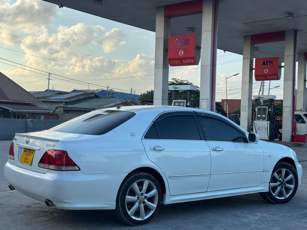 Magari Sokoni Toyota Crown ya Bei Poa 2006