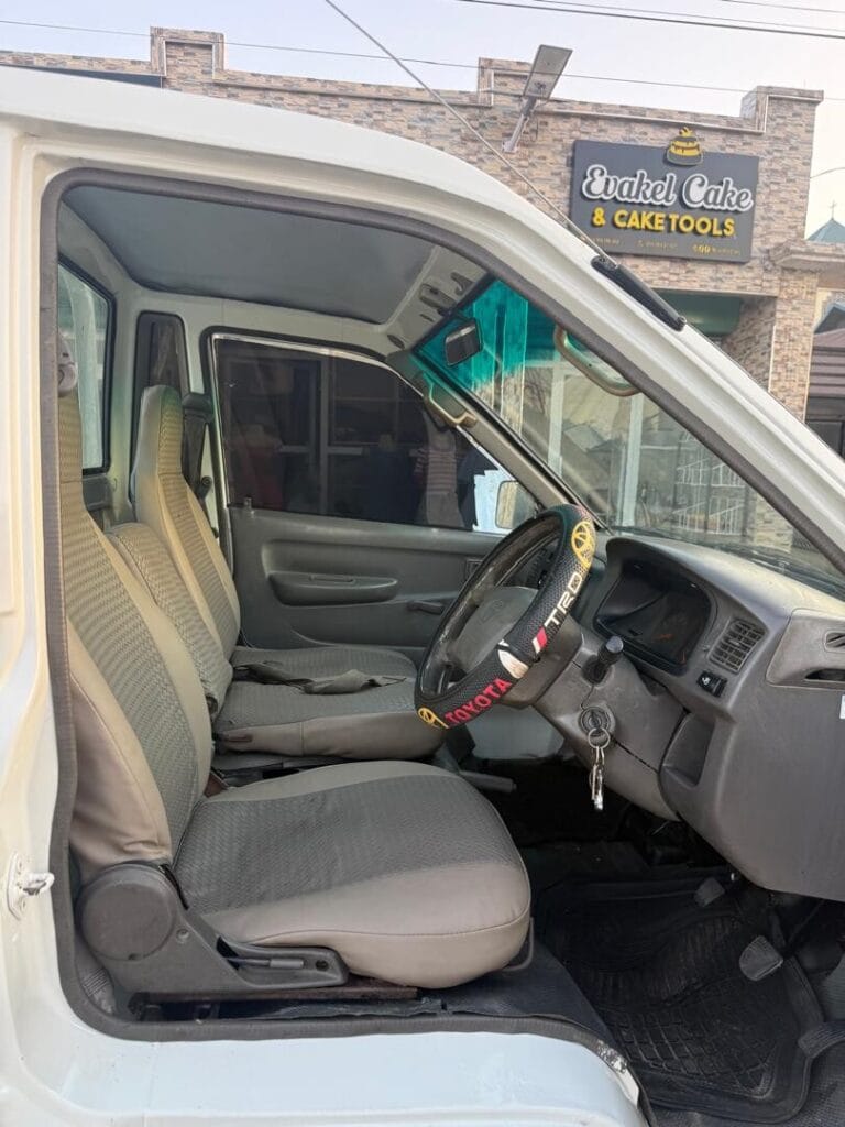 Magari Sokoni Toyota TownAce ya Bei Poa 2006