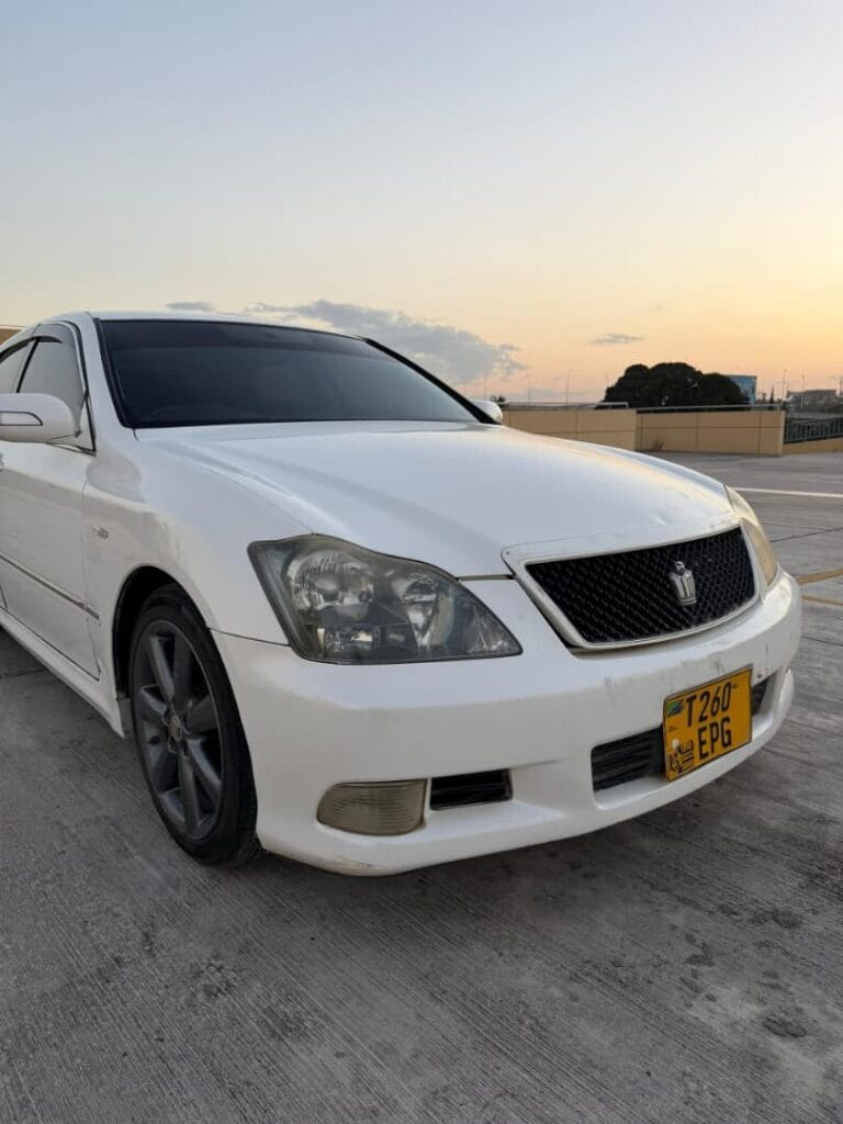 Magari Sokoni Toyota Crown ya Bei Poa 2006