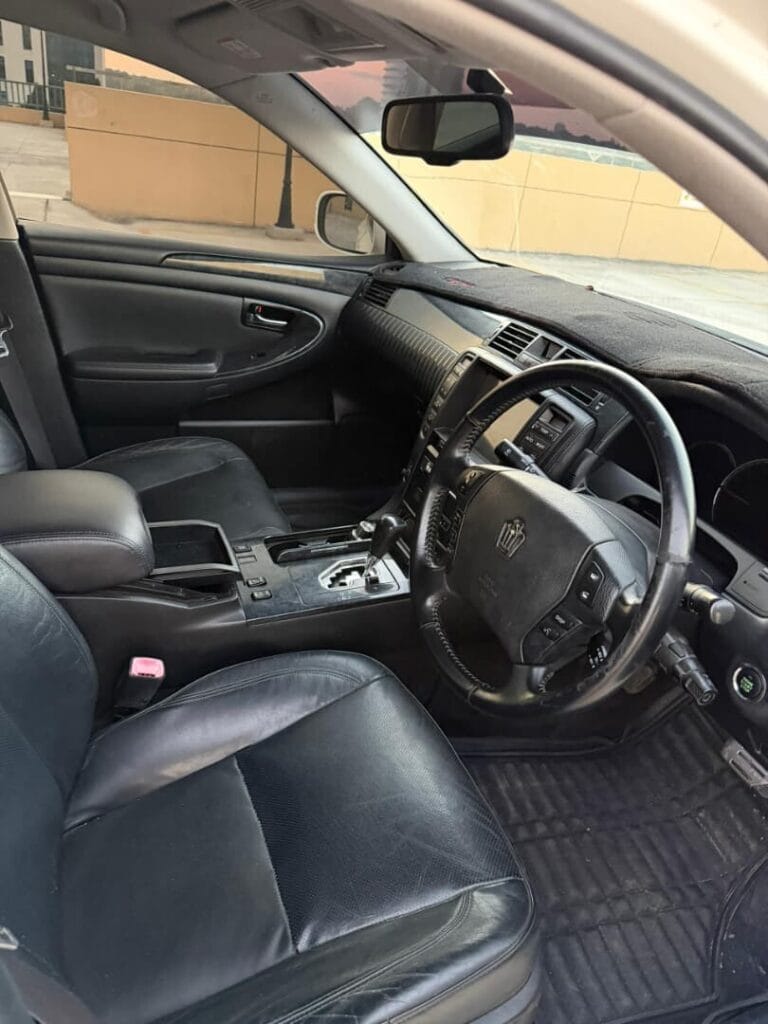 Toyota Crown 2006 Inauzwa Dar es Salaam Tanzania