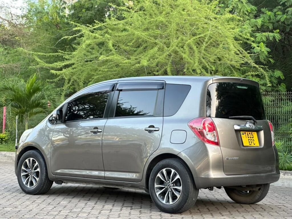 Toyota Ractis bei poa sokoni Dar es Salaam Tanzania