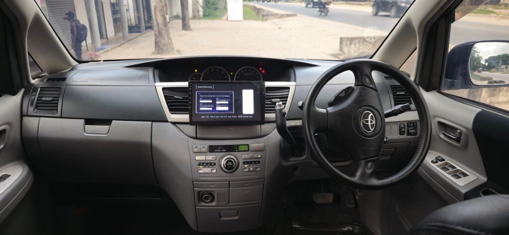 Toyota Noah bei poa sokoni Dar es Salaam Tanzania