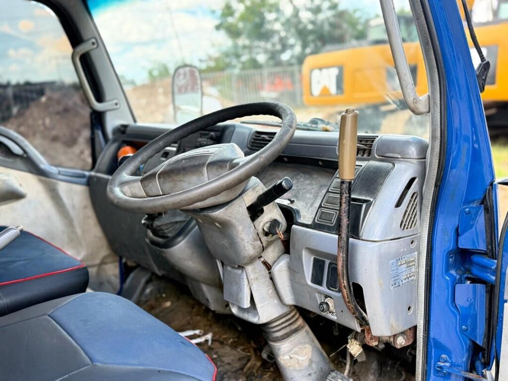 Mitsubishi Canter 1999 Inauzwa Dar es Salaam Tanzania