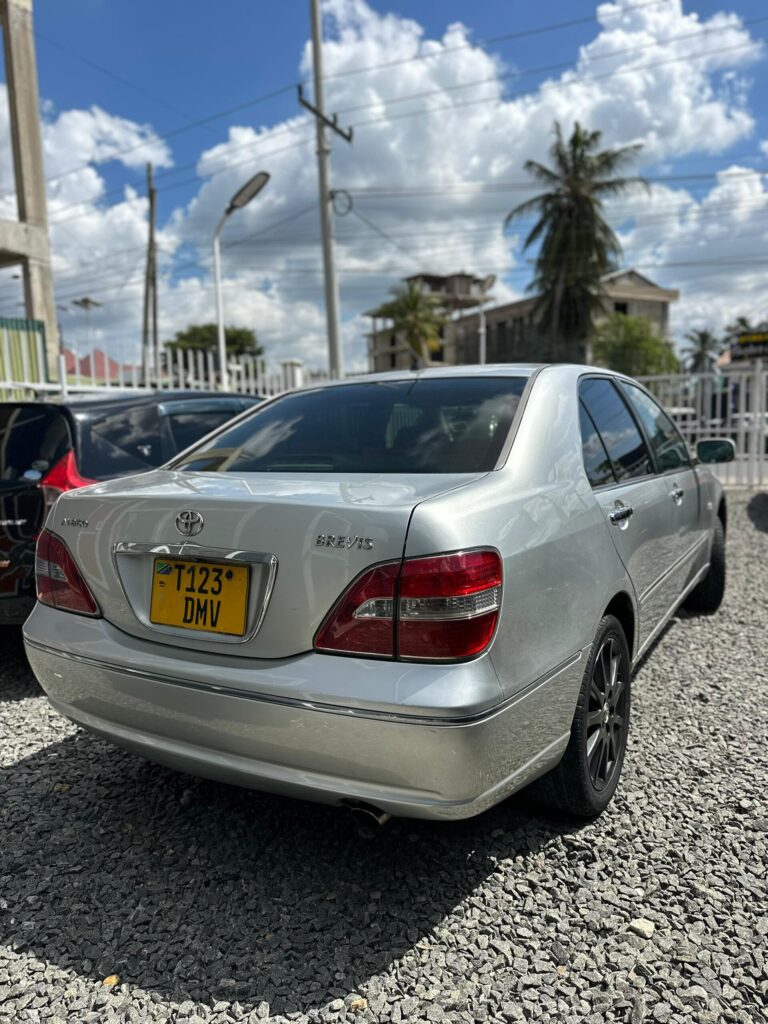 Toyota Brevis bei poa sokoni Dar es Salaam Tanzania