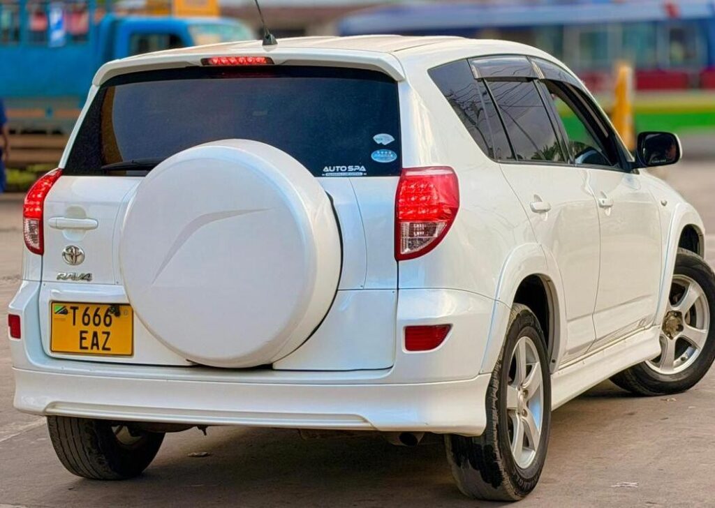Toyota Rav4 bei poa sokoni Dar es Salaam Tanzania