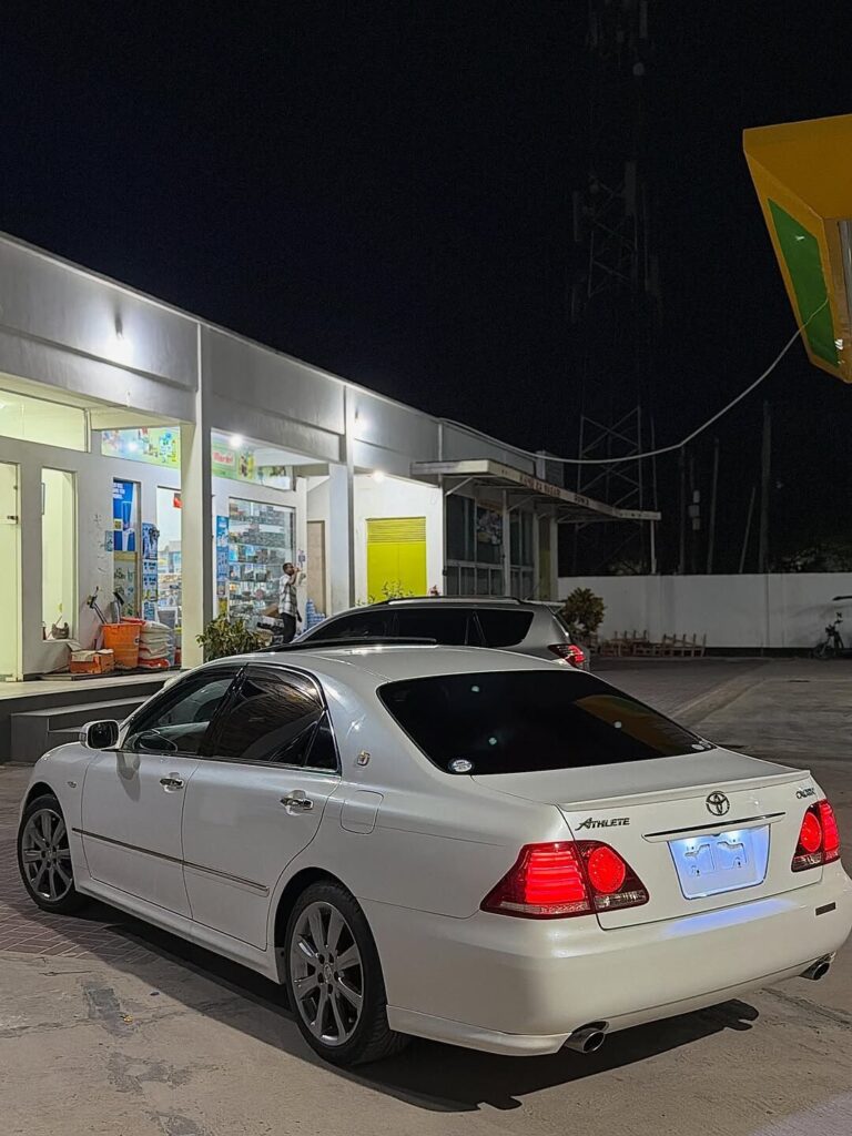Magari Sokoni Toyota Crown ya Bei Poa 2007