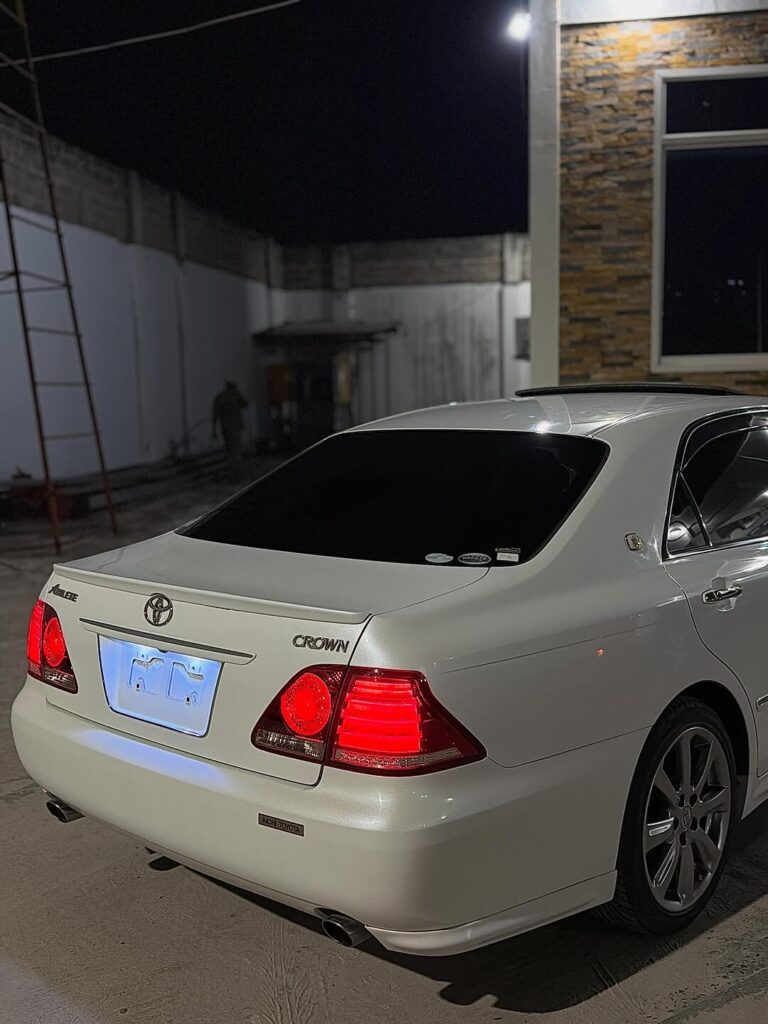 Toyota Crown bei poa sokoni Dar es Salaam Tanzania