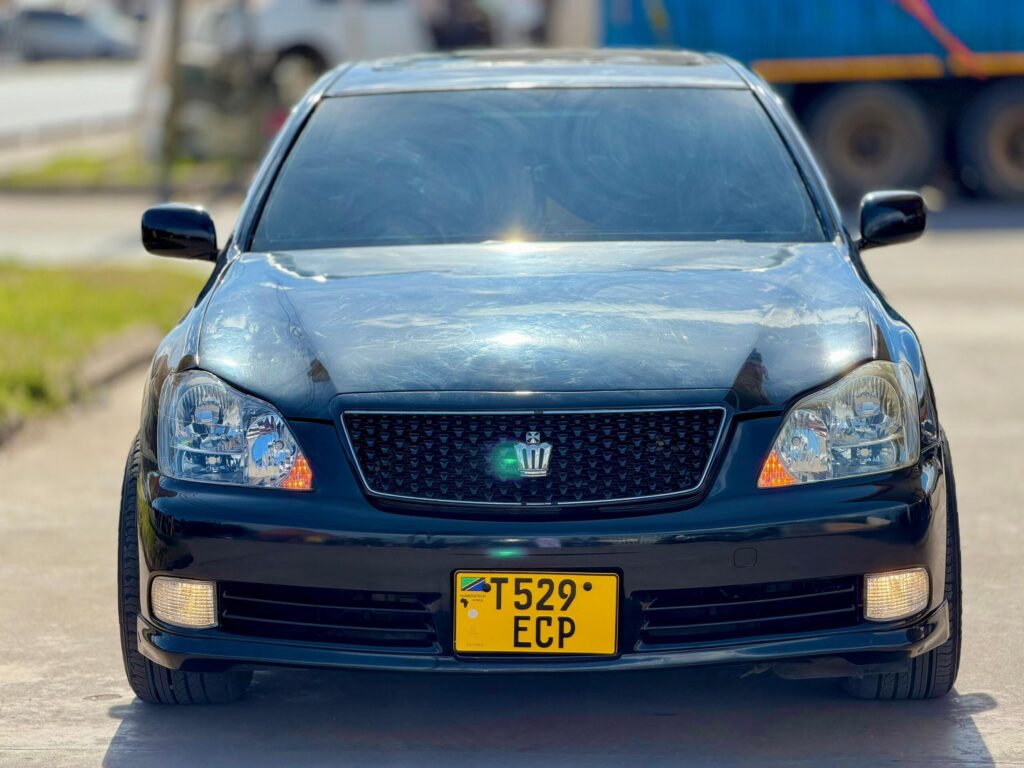 Magari Crown 2005 lipo Dar es Salaam