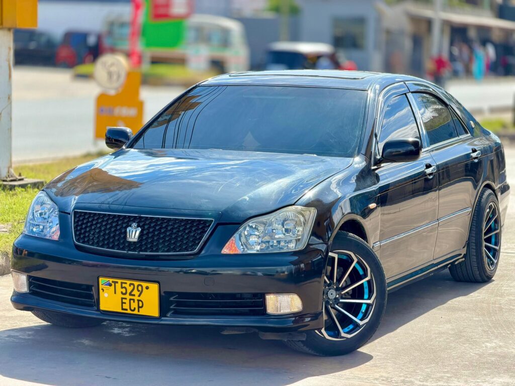 Magari Sokoni Toyota Crown ya Bei Poa 2005
