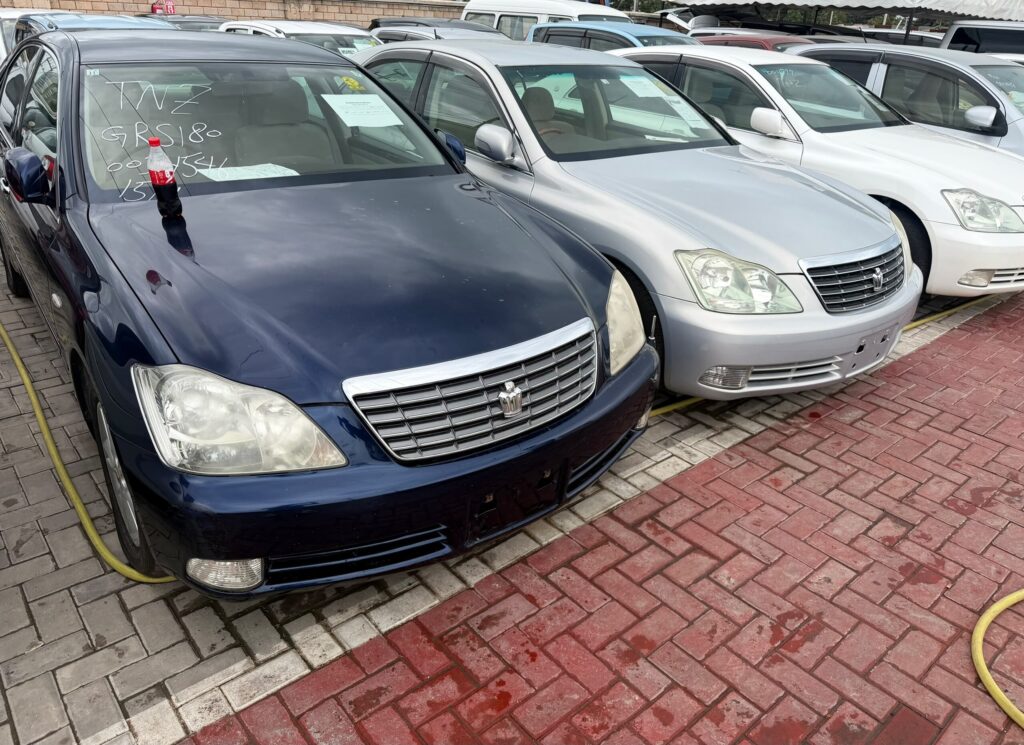 Magari Crown 2003 lipo Dar es Salaam