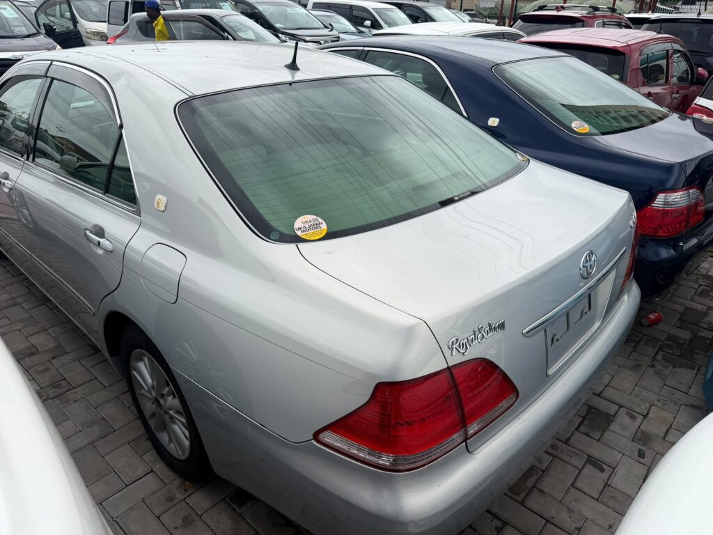 Magari Sokoni Toyota Crown ya Bei Poa 2003