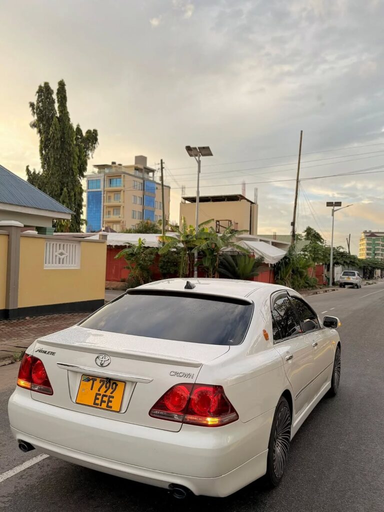 Price Toyota Crown 2005 for Sale in Dar es Salaam