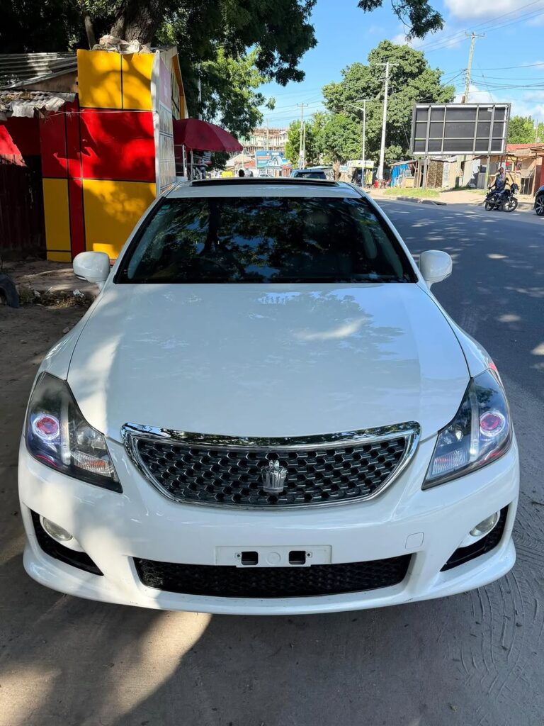 Toyota Crown bei poa sokoni Dar es Salaam Tanzania