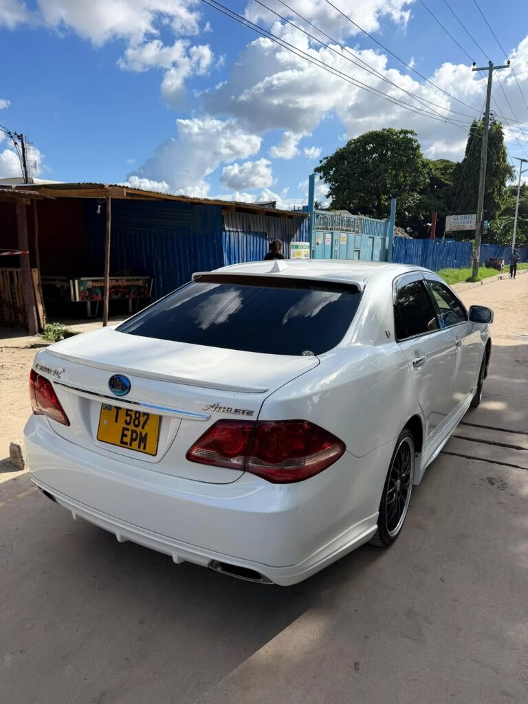 Toyota Crown 2009 Inauzwa Dar es Salaam Tanzania
