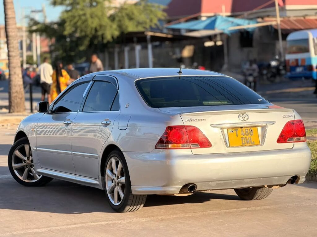 Magari Crown 2007 lipo Dar es Salaam