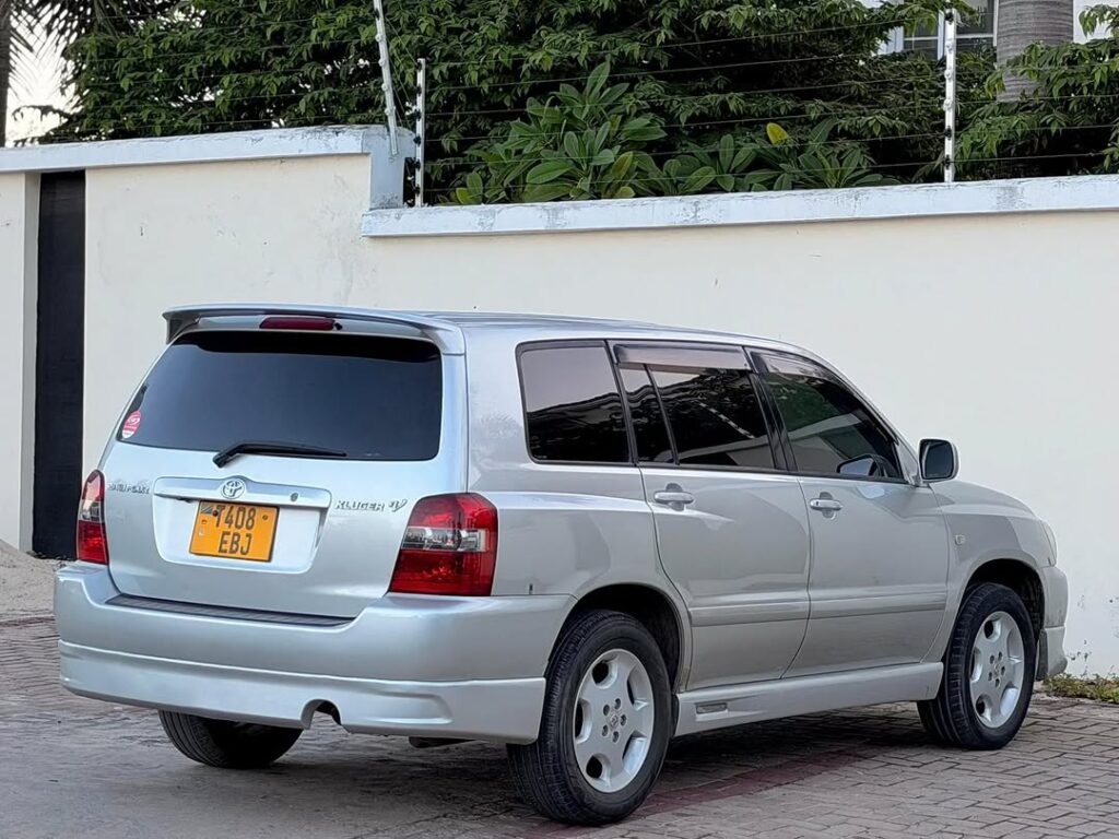 Toyota Kluger bei poa sokoni Dar es Salaam Tanzania