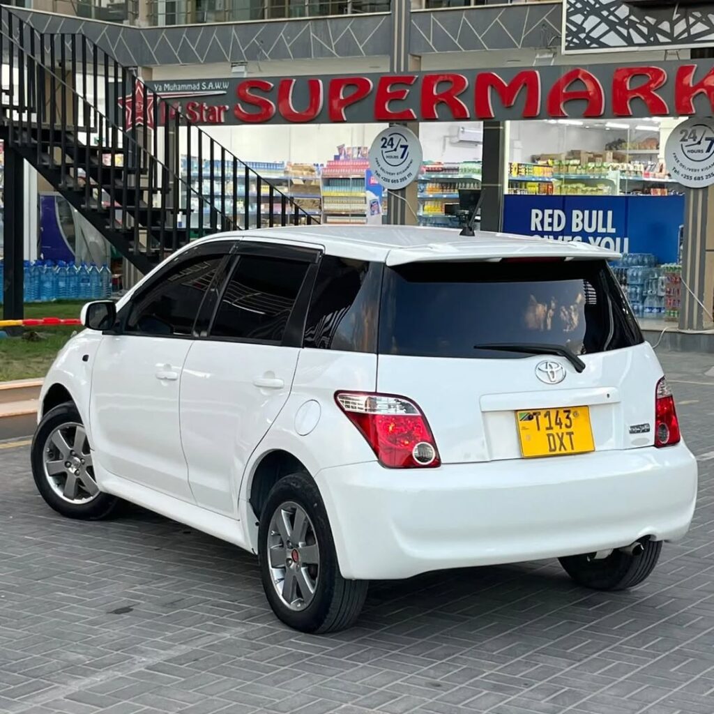 Magari Sokoni Toyota IST ya Bei Poa 2006