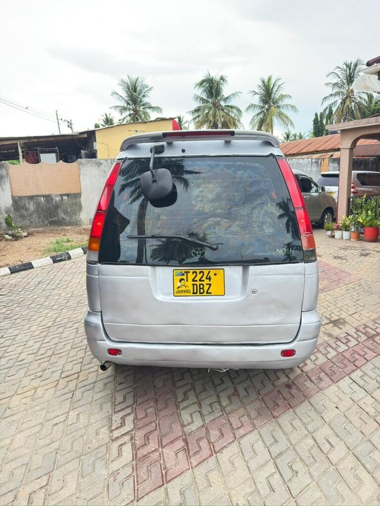 Magari Sokoni Toyota Noah ya Bei Poa 2000