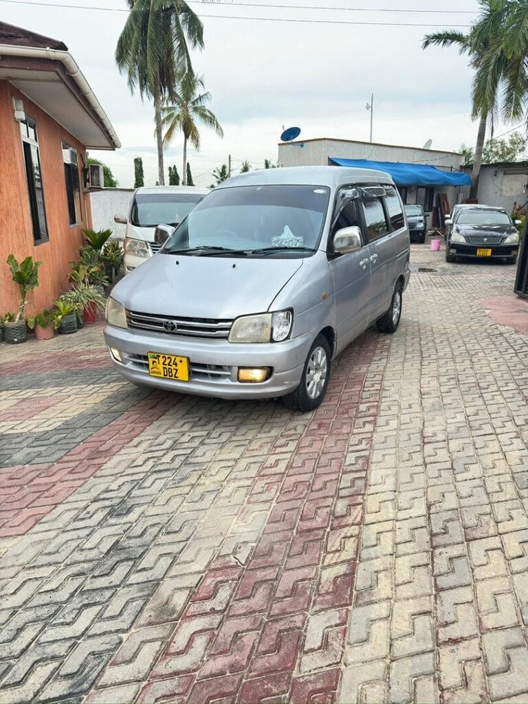 Magari Noah 2000 lipo Dar es salaam