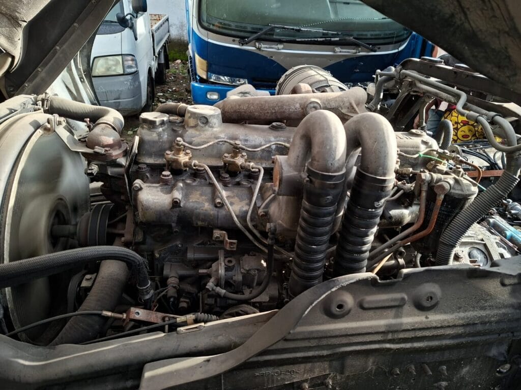 Mitsubishi Fuso bei poa sokoni Dar es Salaam Tanzania