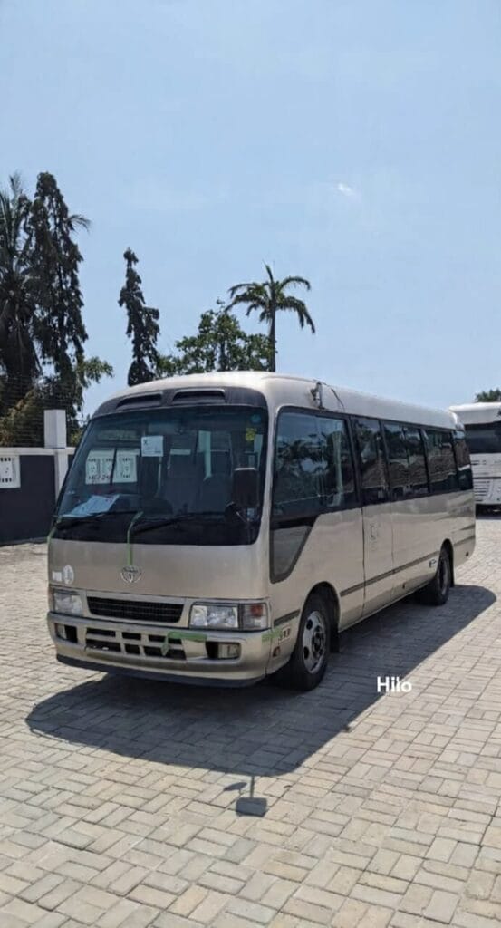 Magari Sokoni Toyota Coaster ya Bei Poa 2006