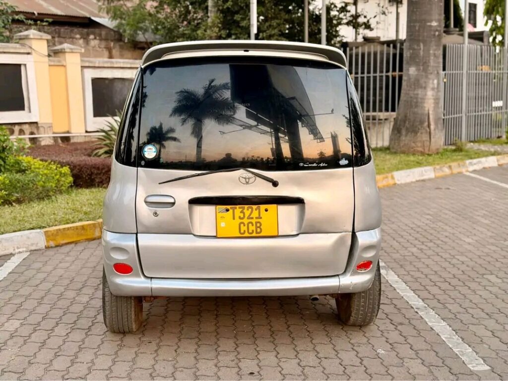 Magari Sokoni Toyota Funcargo ya Bei Poa 2003