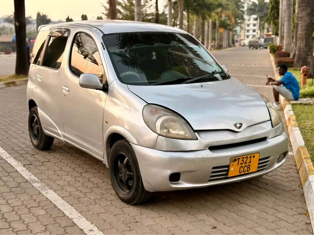 Toyota Funcargo bei poa sokoni Mwanza Tanzania