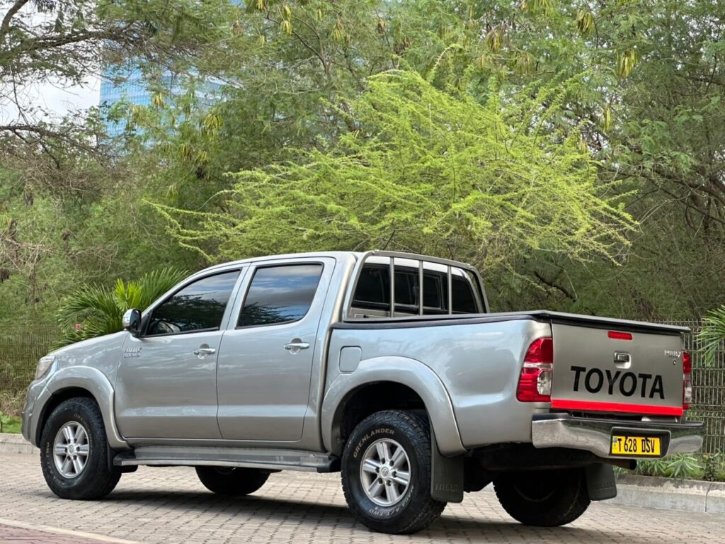 Magari Sokoni Toyota Hilux ya Bei Poa 2015