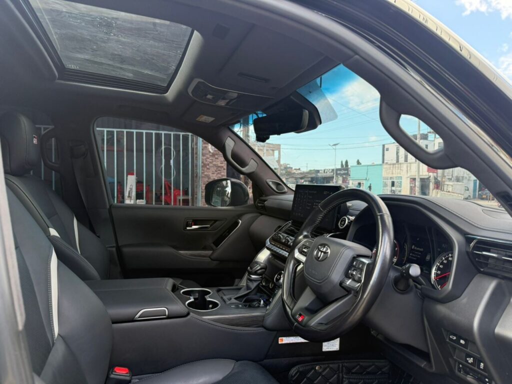 Toyota Land Cruiser 300 Series 2022 Inauzwa Dar es Salaam Tanzania