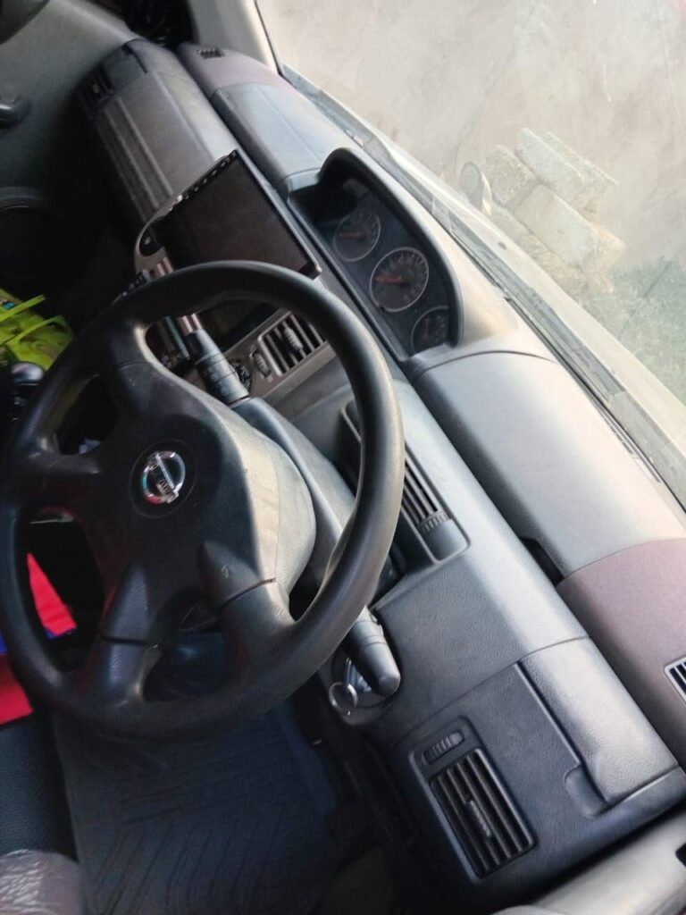 Magari Used Nissan X-Trail 2005 Arusha Tanzania