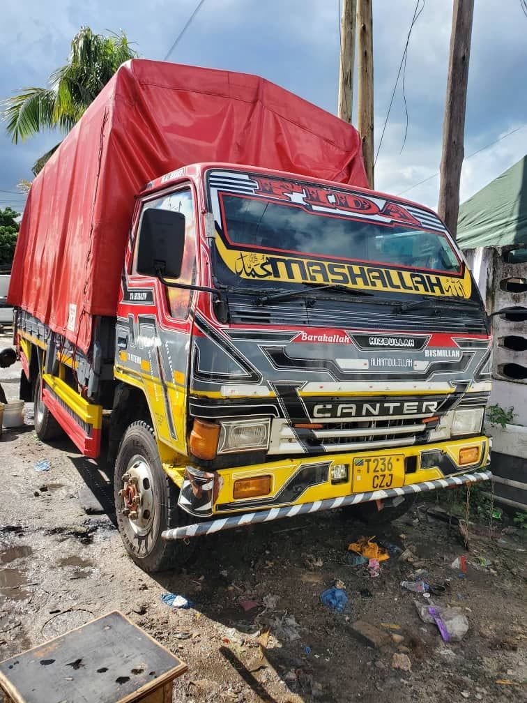 Mitsubishi Canter bei poa sokoni Dar es Salaam Tanzania
