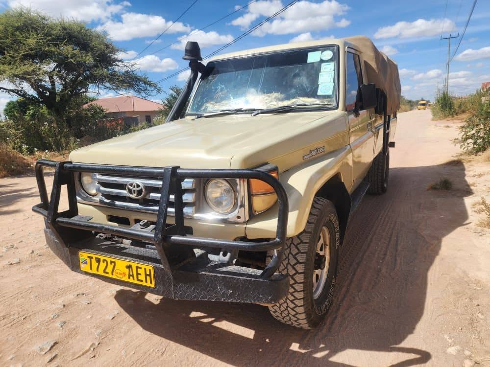 Toyota Land Cruiser 79 Pickup bei poa sokoni Arusha Tanzania