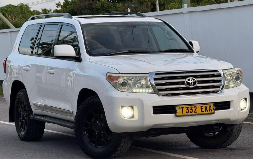 Toyota Land Cruiser V8 bei poa sokoni Dar es Salaam Tanzania