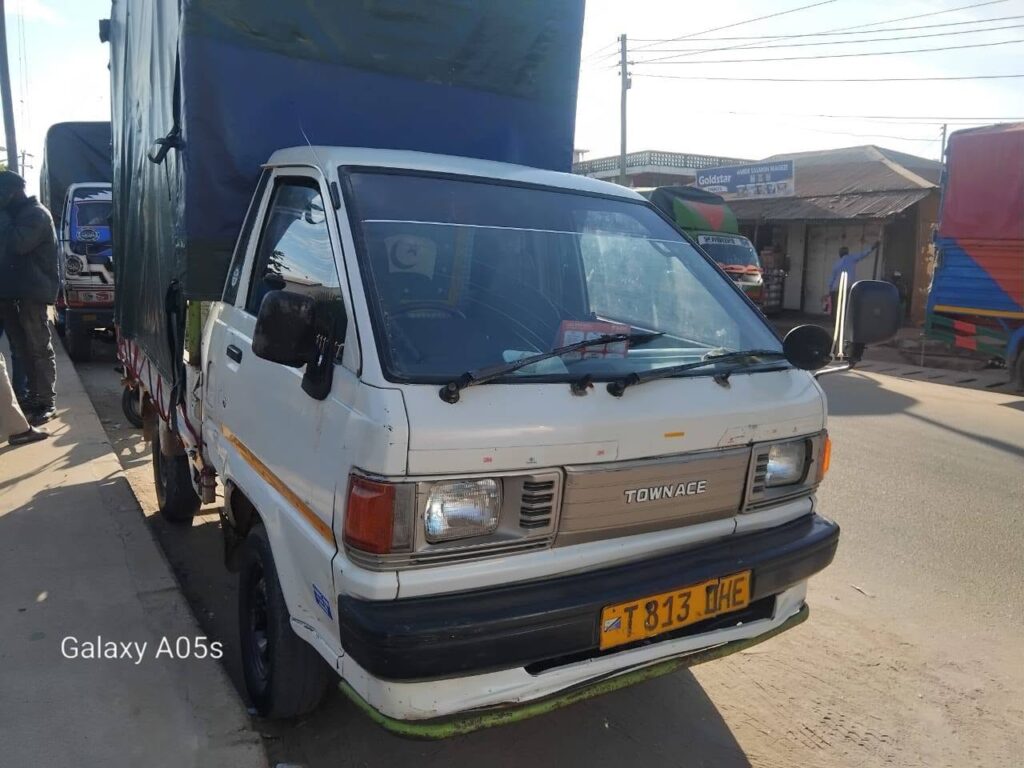 Magari TownAce 1990 lipo Mwanza