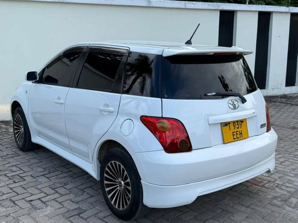 Magari IST 2004 lipo Dar es Salaam