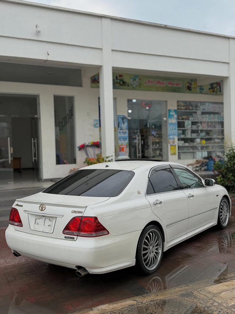 Toyota Crown bei poa sokoni Dar es Salaam Tanzania