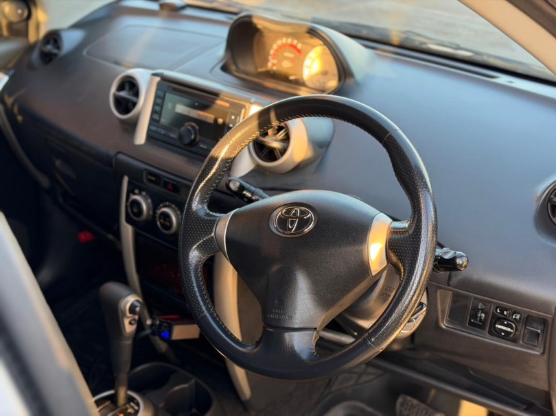 Magari Sokoni Toyota IST ya Bei Poa 2004
