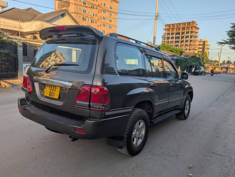 Magari Sokoni Toyota Land Cruiser V8 ya Bei Poa 2001