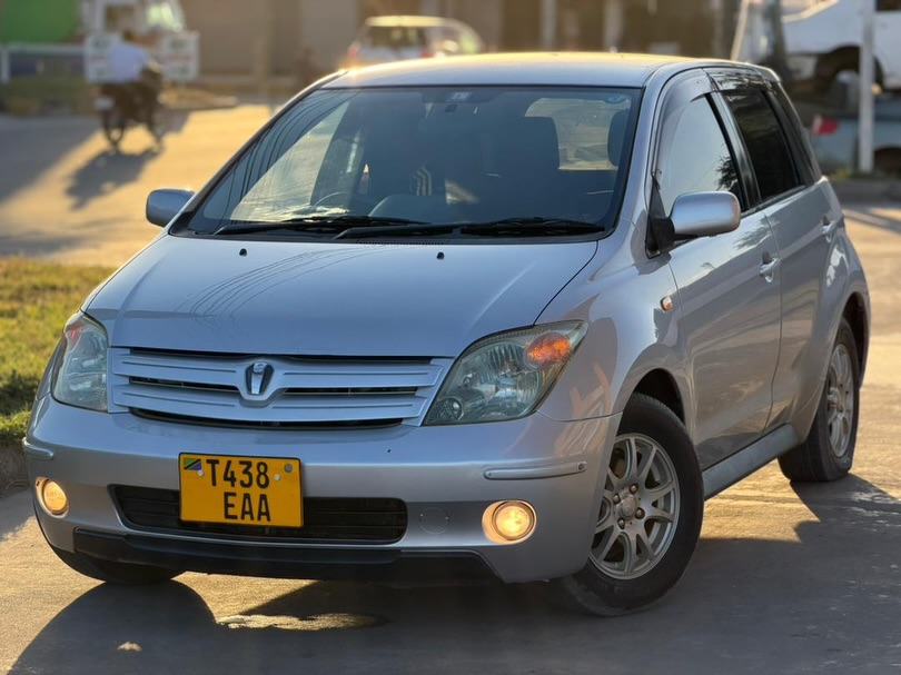 Magari Sokoni Toyota IST ya Bei Poa 2004